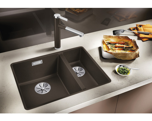 Spüle mit zwei Becken und Armatur in einer modernen Küche