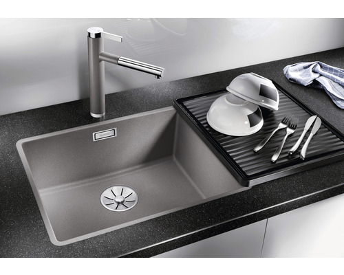 Küchenspüle mit Abtropffläche, Wasserhahn und Geschirr