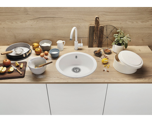 Küchenszene mit Spüle, Armatur und Backzutaten auf einer Arbeitsplatte