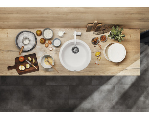 Spüle mit Zutaten zum Apfelkuchenbacken auf einer Holzarbeitsplatte