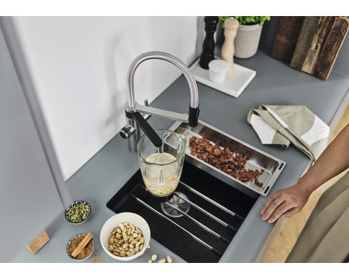 Scène de cuisine avec robinet d''évier, évier, aliments et ustensiles de cuisine sur un plan de travail.