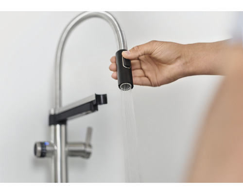 Robinet de cuisine avec douchette extractible en cours d''utilisation.