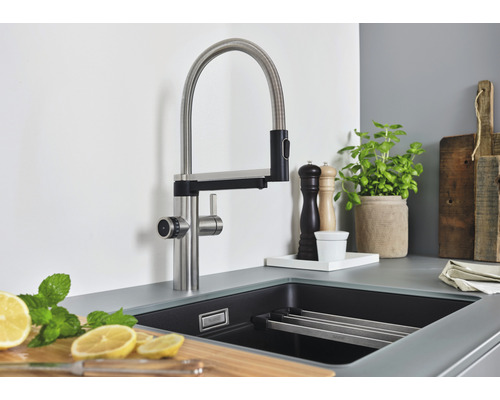 Scène de cuisine avec mitigeur d''évier, évier et accessoires