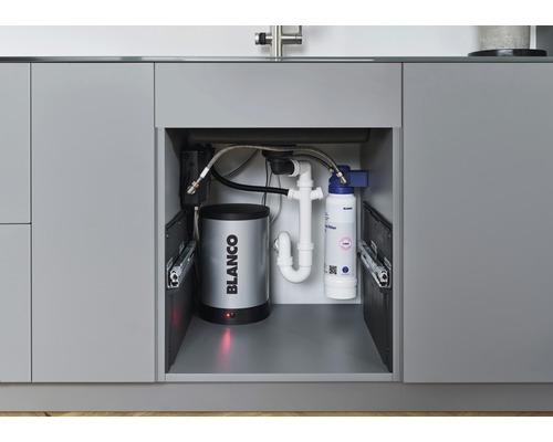 Unterbau-Warmwasserbereiter und Wasserfilter unter einer Spüle in einem grauen Küchenschrank