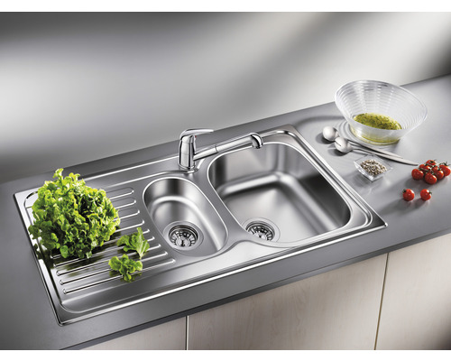 Spüle aus Edelstahl mit Abtropffläche und Armatur