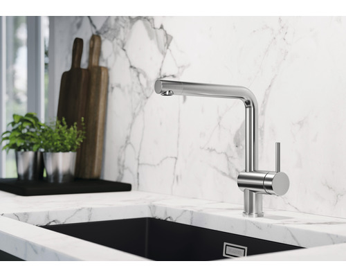 Küchenarmatur aus Metall mit Einhebelmischer an Spüle mit Arbeitsplatte aus Marmor