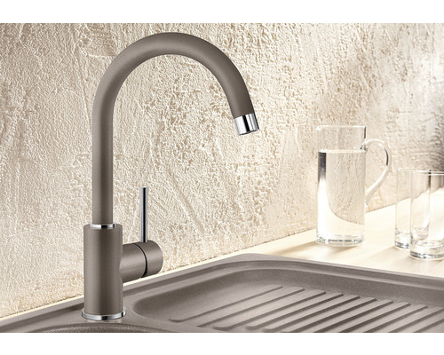 Küchenarmatur mit hohem Auslauf und Spüle