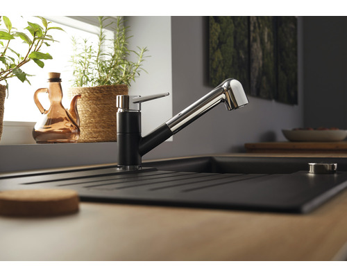 Küchenspüle mit ausziehbarer Armatur auf einer Arbeitsplatte