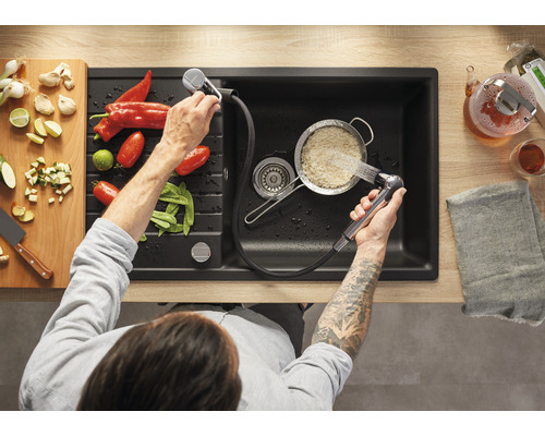 Spüle mit Abtropffläche, Gemüse, Reis und Person von oben