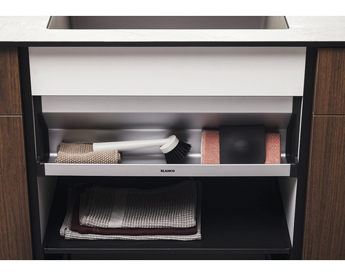 Spültischunterschrank mit Handtüchern, Spülbürste und Spülschwamm