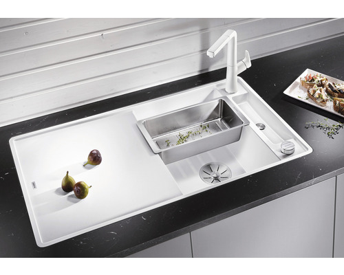 Küchenspüle mit Abtropffläche, Schneidebrett, Spülbecken und Armatur