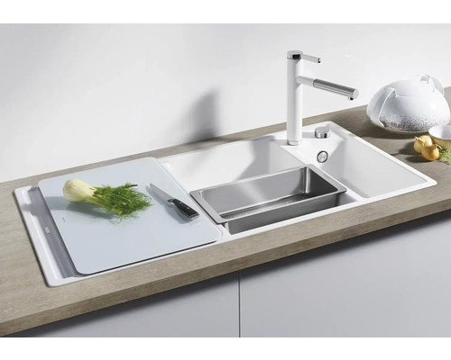 Évier de cuisine avec planche à découper, égouttoir et robinetterie