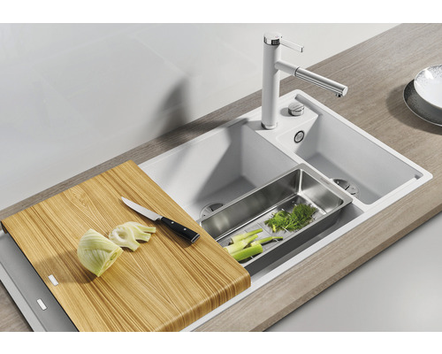 Spüle mit Abtropfbecken, Schneidebrett und Armatur