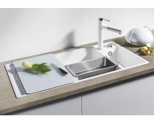 Küchenspüle mit Schneidebrett, Abtropfschale und Armatur