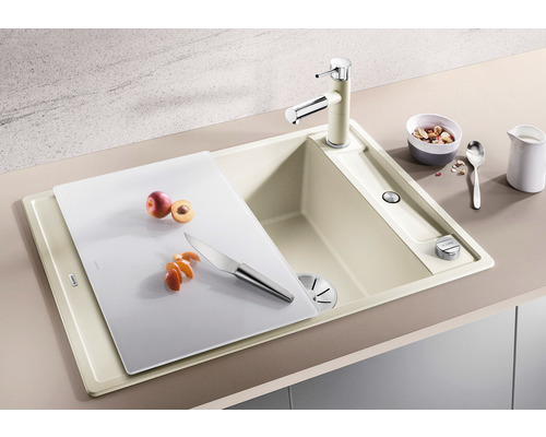 Évier avec planche à découper, robinet et distributeur de savon