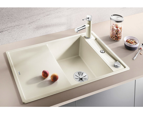 Évier de cuisine beige avec égouttoir et robinet