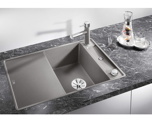 Spüle mit Abtropffläche, Armatur und Spülmittelspender auf einer Arbeitsplatte