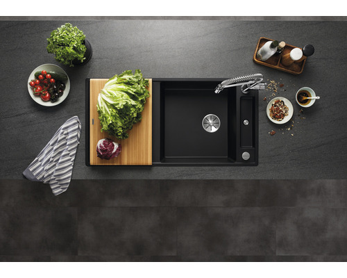 Küchenspüle mit Abtropffläche, Armatur und Schneidebrett