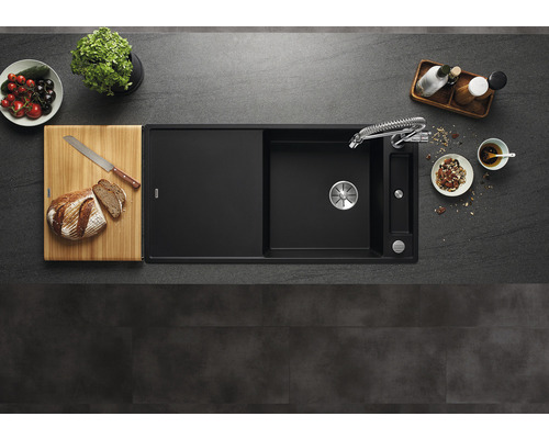 Küchenspüle mit Schneidebrett und Lebensmitteln auf einer Küchentheke