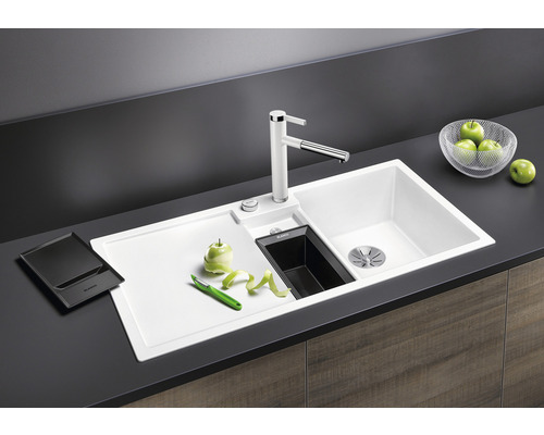 Küchenspüle mit Abtropffläche, Armatur und Zubehör auf einer Arbeitsplatte