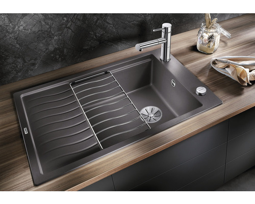 Küchenspüle mit Abtropfgestell und Armatur auf einer Arbeitsplatte