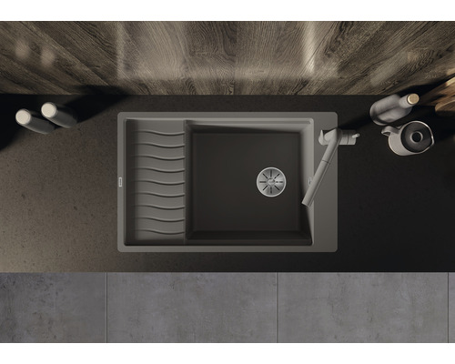 Vue de dessus d''un évier avec égouttoir et robinet