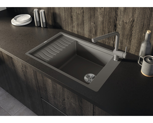 Évier avec égouttoir et robinet sur un plan de travail