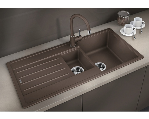 Spüle mit Abtropffläche und Mischbatterie auf einer Arbeitsplatte