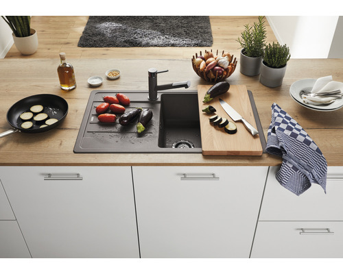 Évier de cuisine en matériau composite avec robinet dans une cuisine moderne