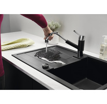 Évier de cuisine noir avec robinet et douchette dans une cuisine lumineuse