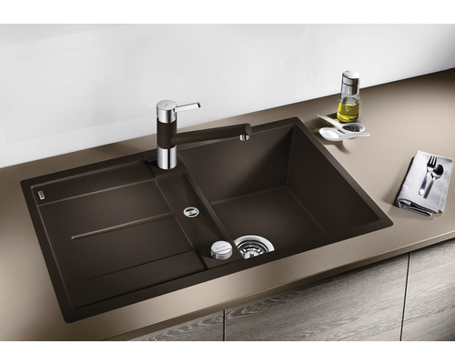 Spüle mit Abtropffläche, Armatur und Küchenutensilien