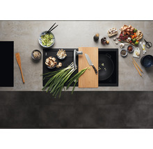 Scène de cuisine avec évier, planche à découper, couteau de cuisine et ingrédients