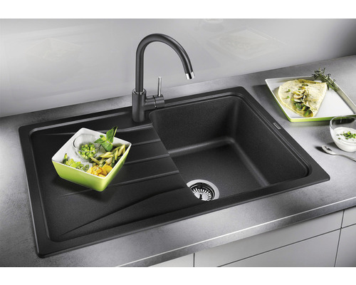 Spüle aus Verbundwerkstoff mit Abtropffläche und Küchenarmatur