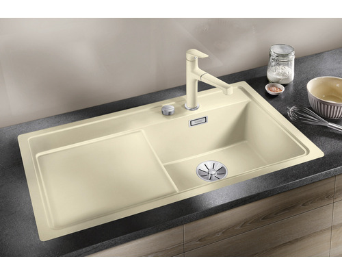 Spüle mit Abtropffläche und Armatur auf einer Küchentheke.