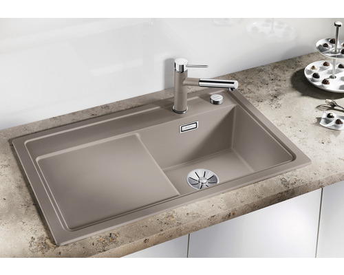 Spüle mit Abtropffläche und Küchenarmatur