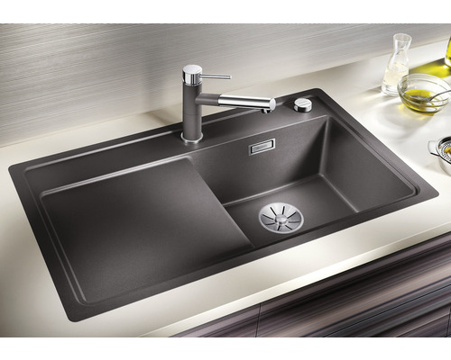 Küchenspüle aus Silgranit mit Abtropffläche und Armatur