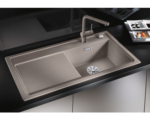 Spüle mit Abtropffläche und Wasserhahn