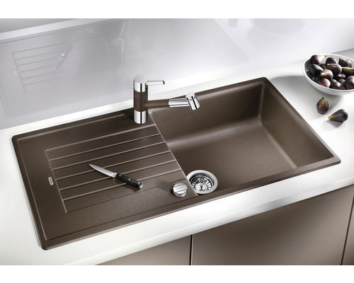 Spüle mit Abtropffläche und Armatur