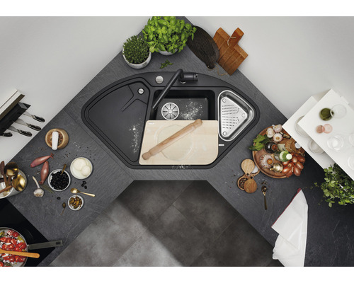 Eckspüle mit Abtropffläche, Spültischarmatur und diversen Küchenutensilien auf einer Arbeitsplatte