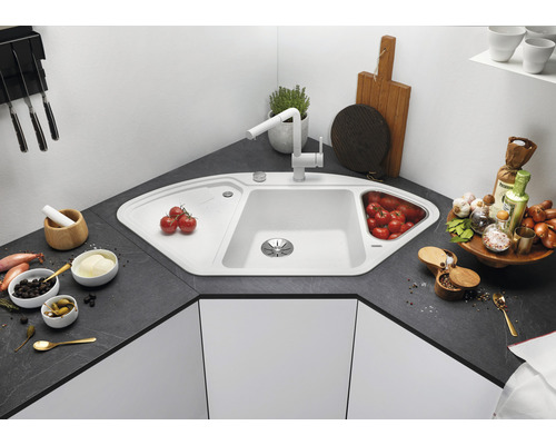 Eckspüle mit Abtropffläche und Küchenarmatur in einer modernen Küche.