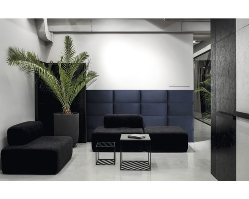 Wandkissen Riviera tiefdunkel-blau Samt-Optik 30x60 cm Modernes Wohnzimmer mit schwarzen Möbeln, Wandpaneelen und Zimmerpflanze
