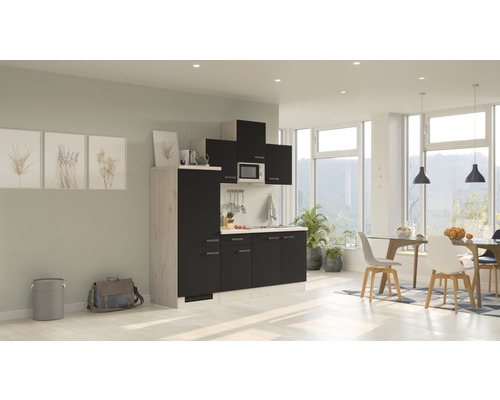 Cuisine moderne avec éléments hauts et bas, évier et micro-ondes dans un espace de vie lumineux.