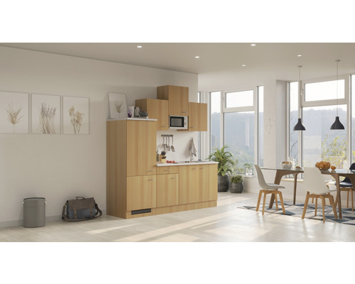 Komplette Küchenzeile mit Schränken, Spüle, Mikrowelle und Dunstabzugshaube in einem hellen, modernen Raum.