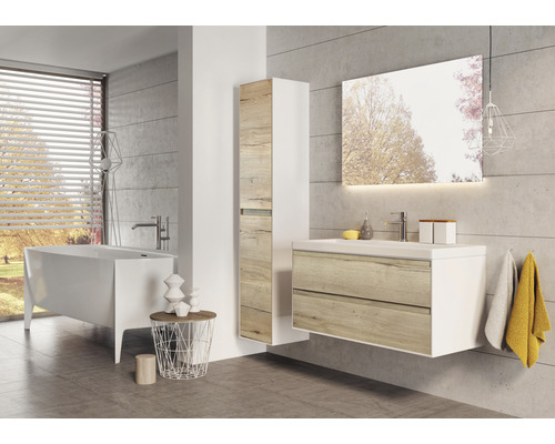 Salle de bains avec baignoire, lavabo, armoire de toilette et armoire haute