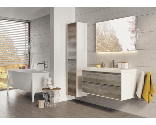 Salle de bains lumineuse avec baignoire, meuble-lavabo avec meuble bas, armoire de toilette et armoire haute.