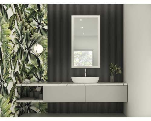 Modernes Badezimmer mit Spiegel, Waschbecken und botanischer Tapete