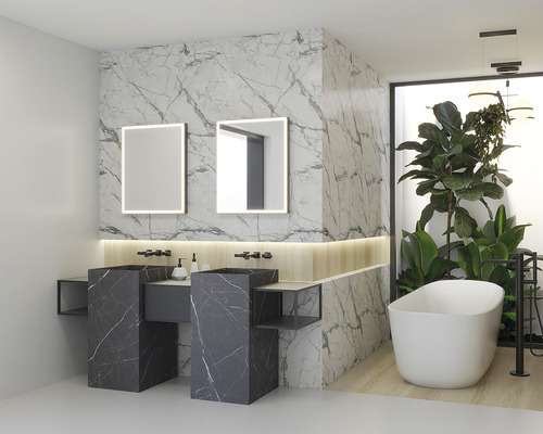 Salle de bains avec double vasque, miroirs, baignoire et plantes