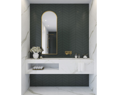 Helles Badezimmer mit Spiegel, Waschbecken und Handtüchern