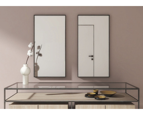 Deux miroirs rectangulaires sont suspendus au-dessus d''une console ornée d''objets décoratifs.