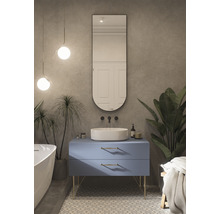 Modernes Badezimmer mit Waschtisch, Spiegel und Pflanzen